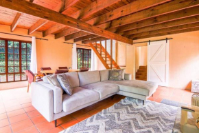 Executive suite with full kitchen & lounge